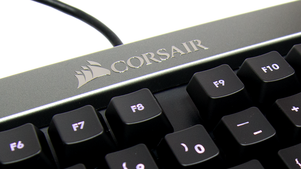Особенности и внешний вид Corsair Raptor K40: Логотип Corsair