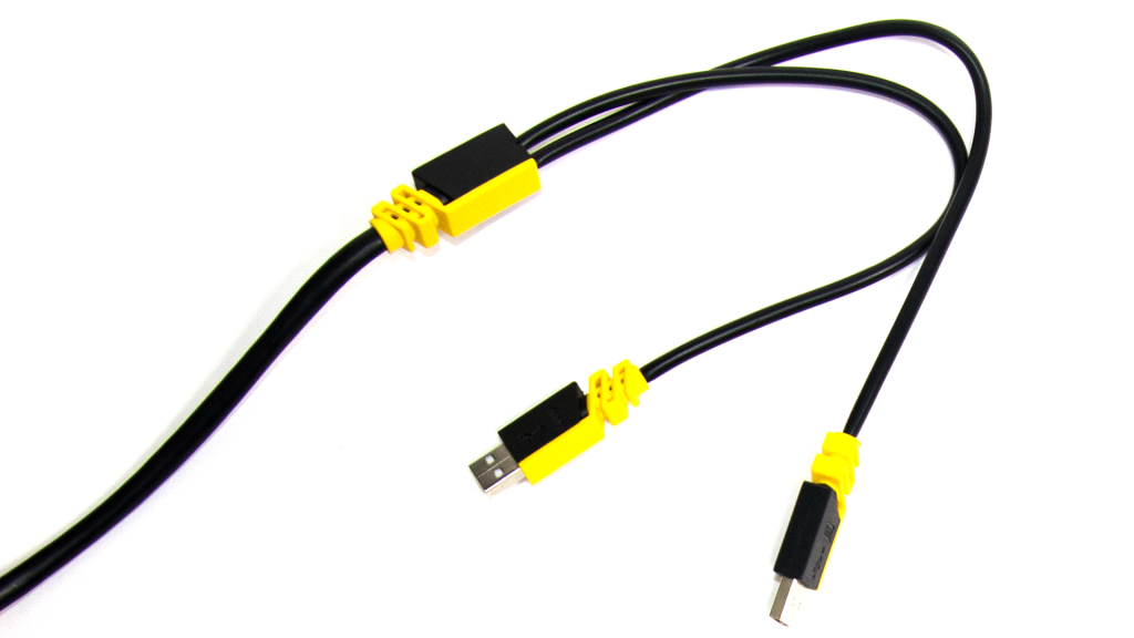 Преимущества и недостатки Corsair STRAFE RGB Cherry MX Silent: кабель подключения к USB
