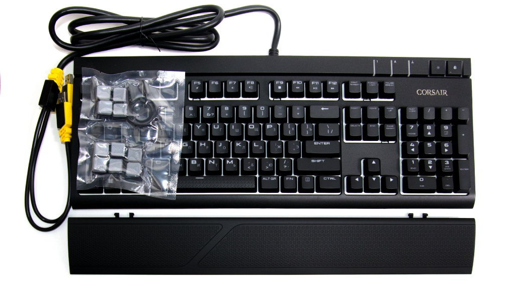 Упаковка и комплектация игровой клавиатуры Corsair STRAFE RGB Cherry MX Silent